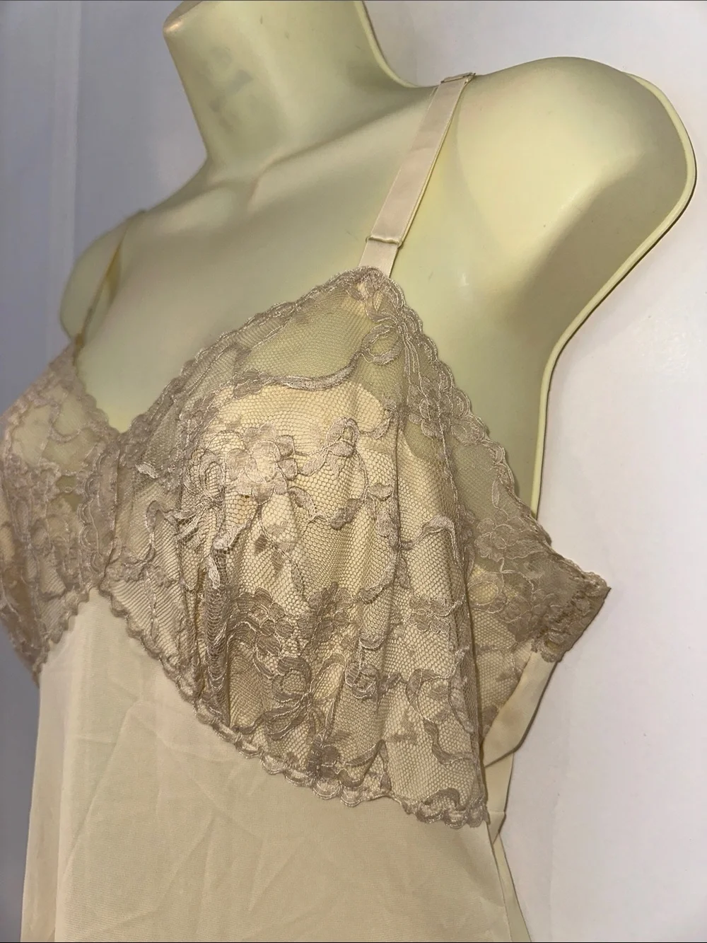 Vtg  50s/60s Artemis Creamy Yellow Full Nylon Slip with Tan Lace Trim Details - Picture 5 of 8